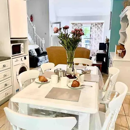 Fionas Thatched Eile Holiday home *