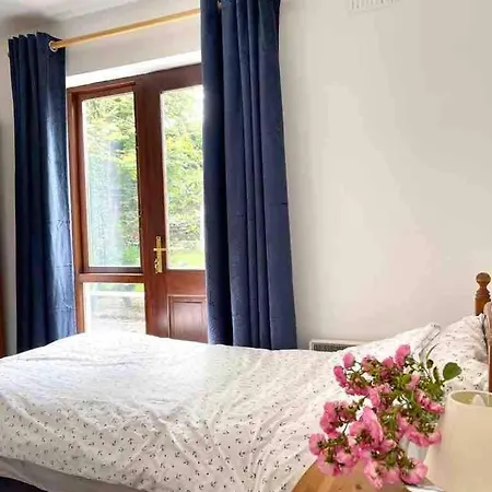 Fionas Thatched Eile Holiday home *