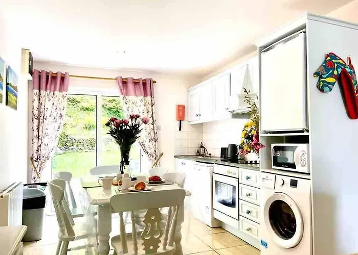 Fionas Thatched Eile Feriehus